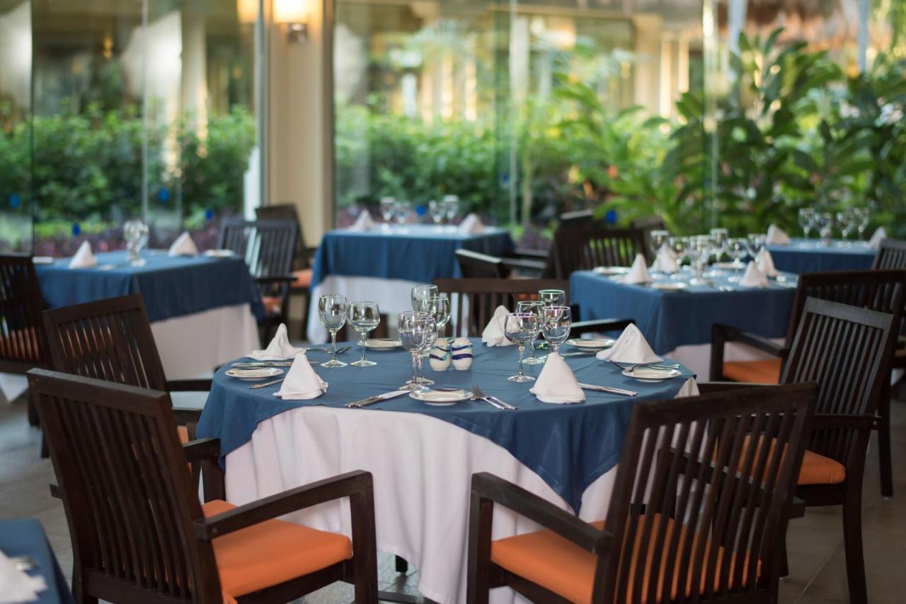Grand Sunset Princess Playa del Carmen Exterior foto Restaurant at the hotel