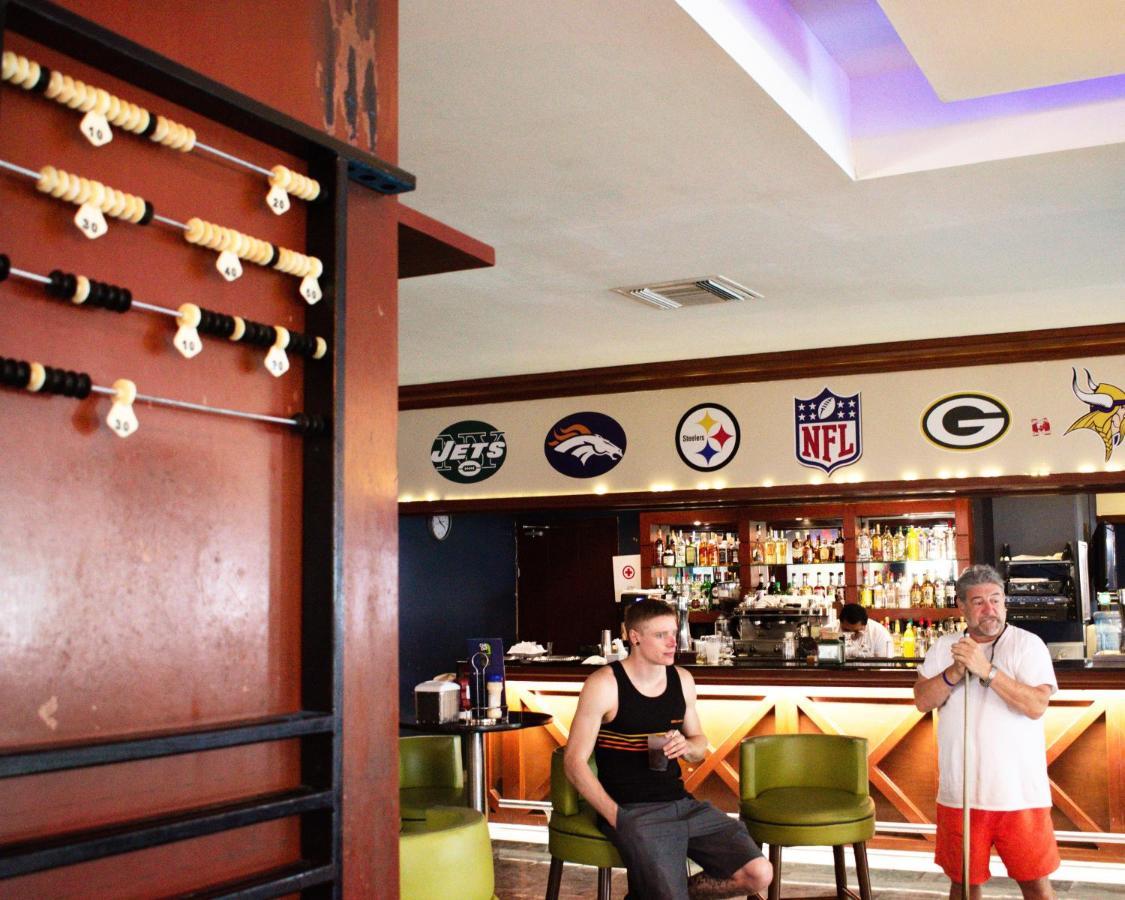 Grand Sunset Princess Playa del Carmen Exterior foto The bar at the Hard Rock Cafe in Cancun, Mexico