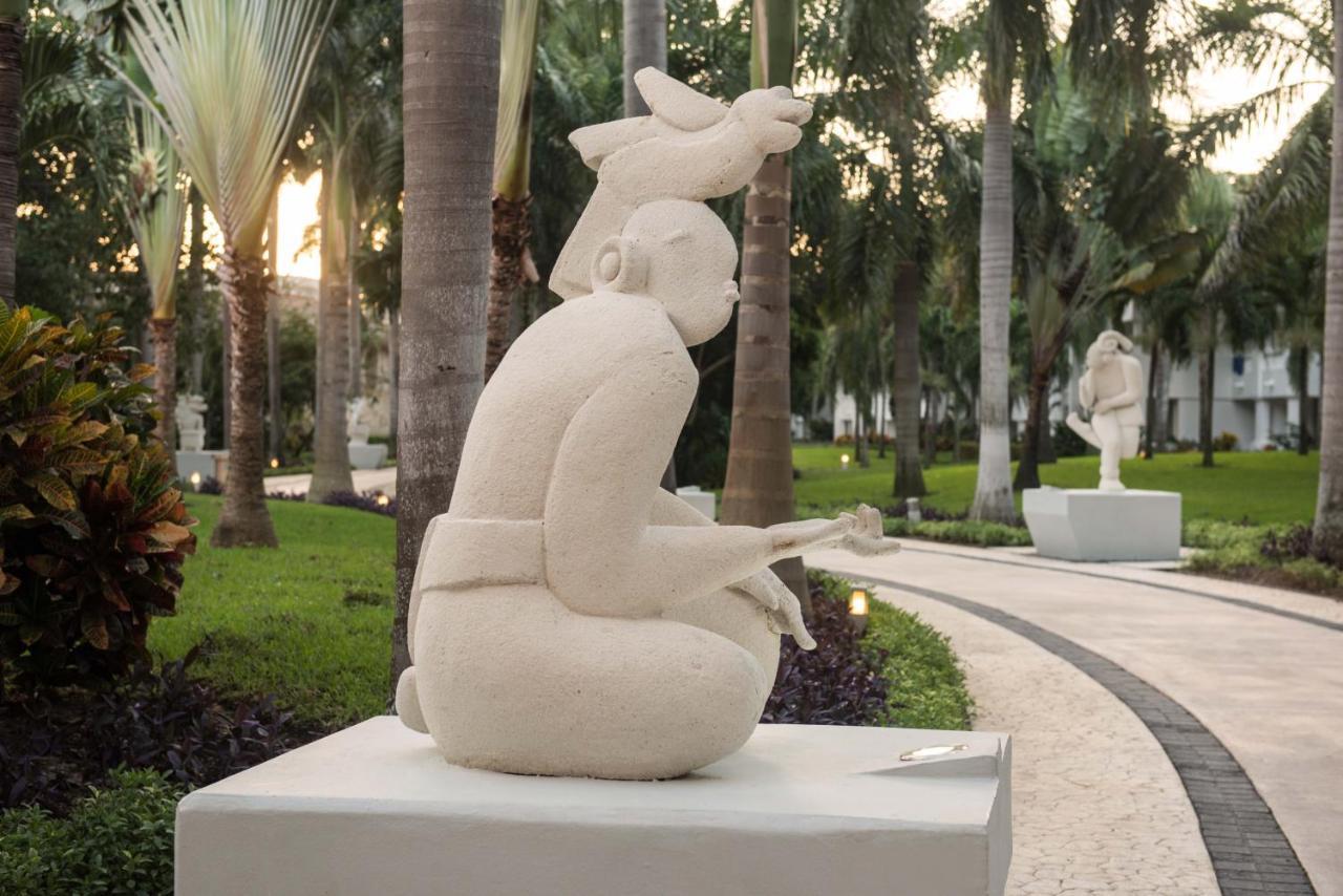 Grand Sunset Princess Playa del Carmen Exterior foto Sculpture at the Four Seasons Hotel, Miami