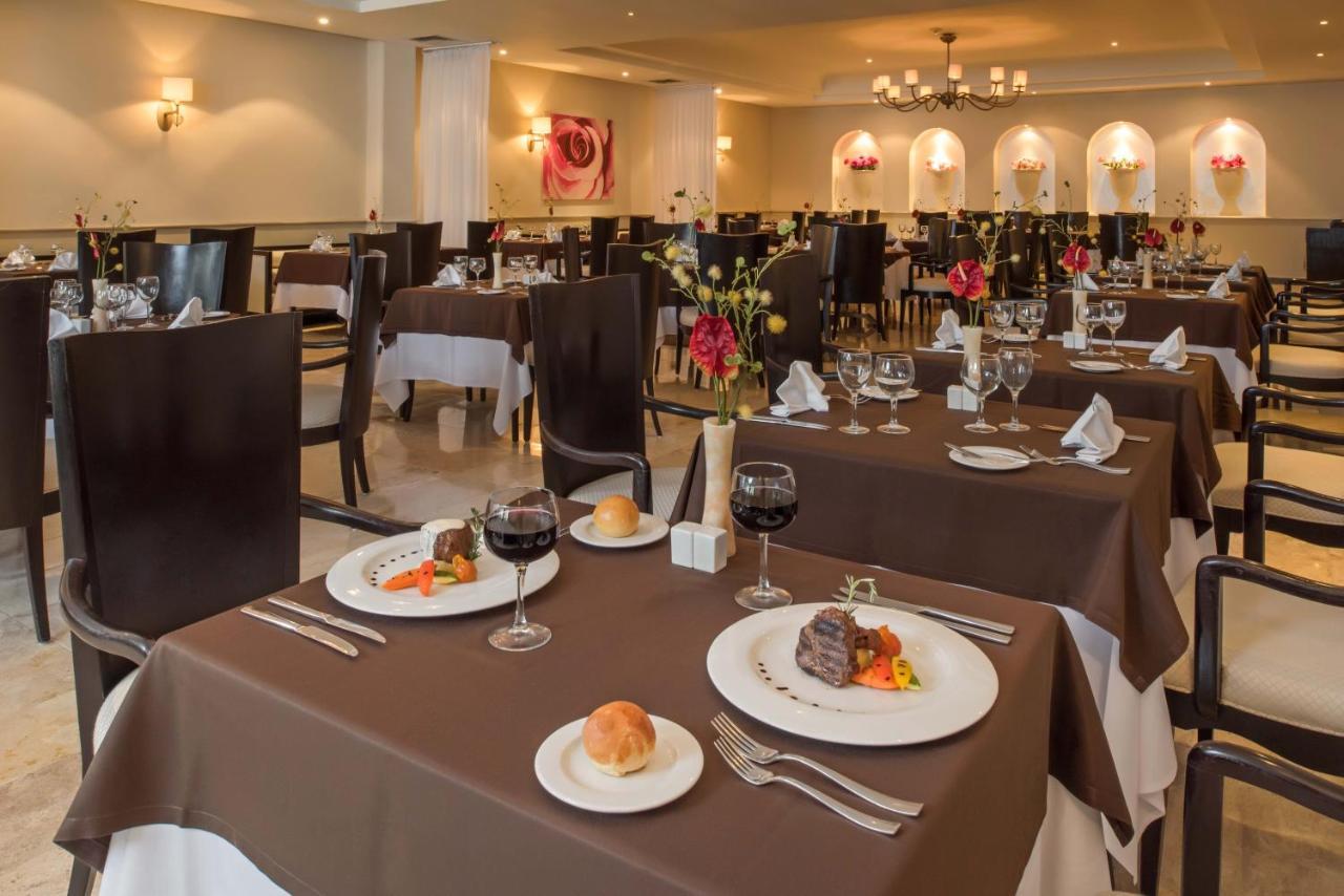 Grand Sunset Princess Playa del Carmen Exterior foto A restaurant at a resort