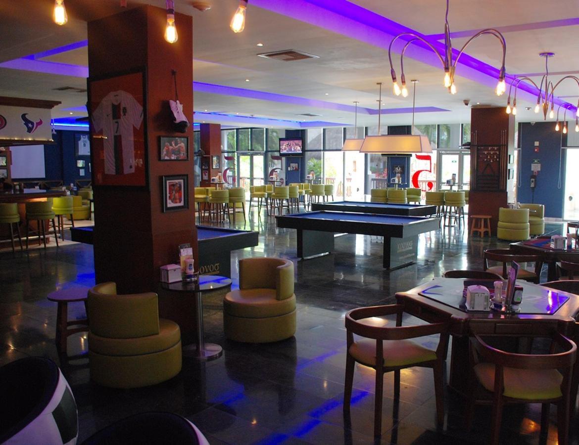 Grand Sunset Princess Playa del Carmen Exterior foto The interior of the hotel's bar