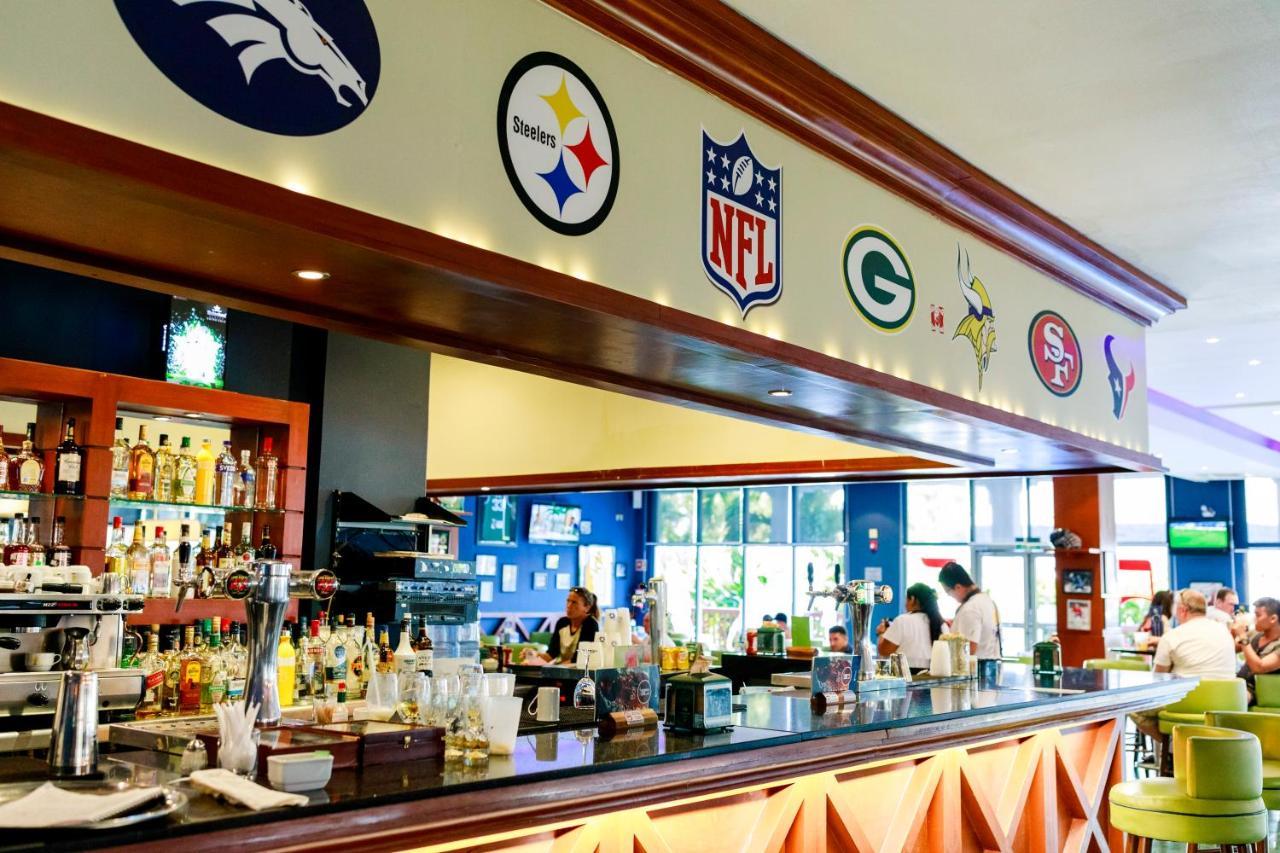 Grand Sunset Princess Playa del Carmen Exterior foto The bar at the NFL Experience