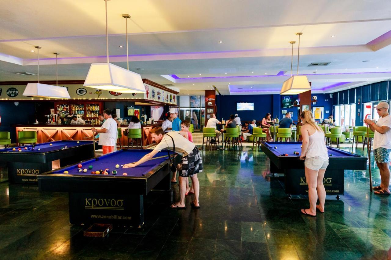 Grand Sunset Princess Playa del Carmen Exterior foto The pool table at the bar