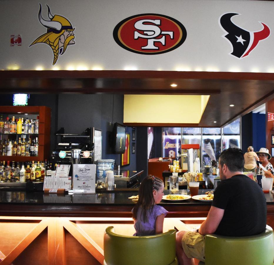 Grand Sunset Princess Playa del Carmen Exterior foto The bar at the 49ers Museum