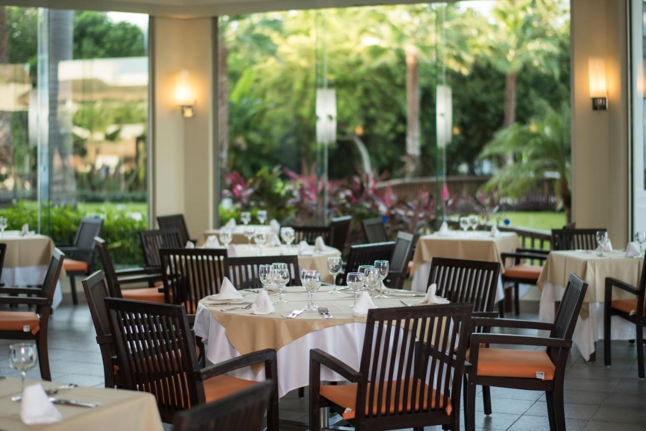 Grand Sunset Princess Playa del Carmen Exterior foto The restaurant at the Four Seasons