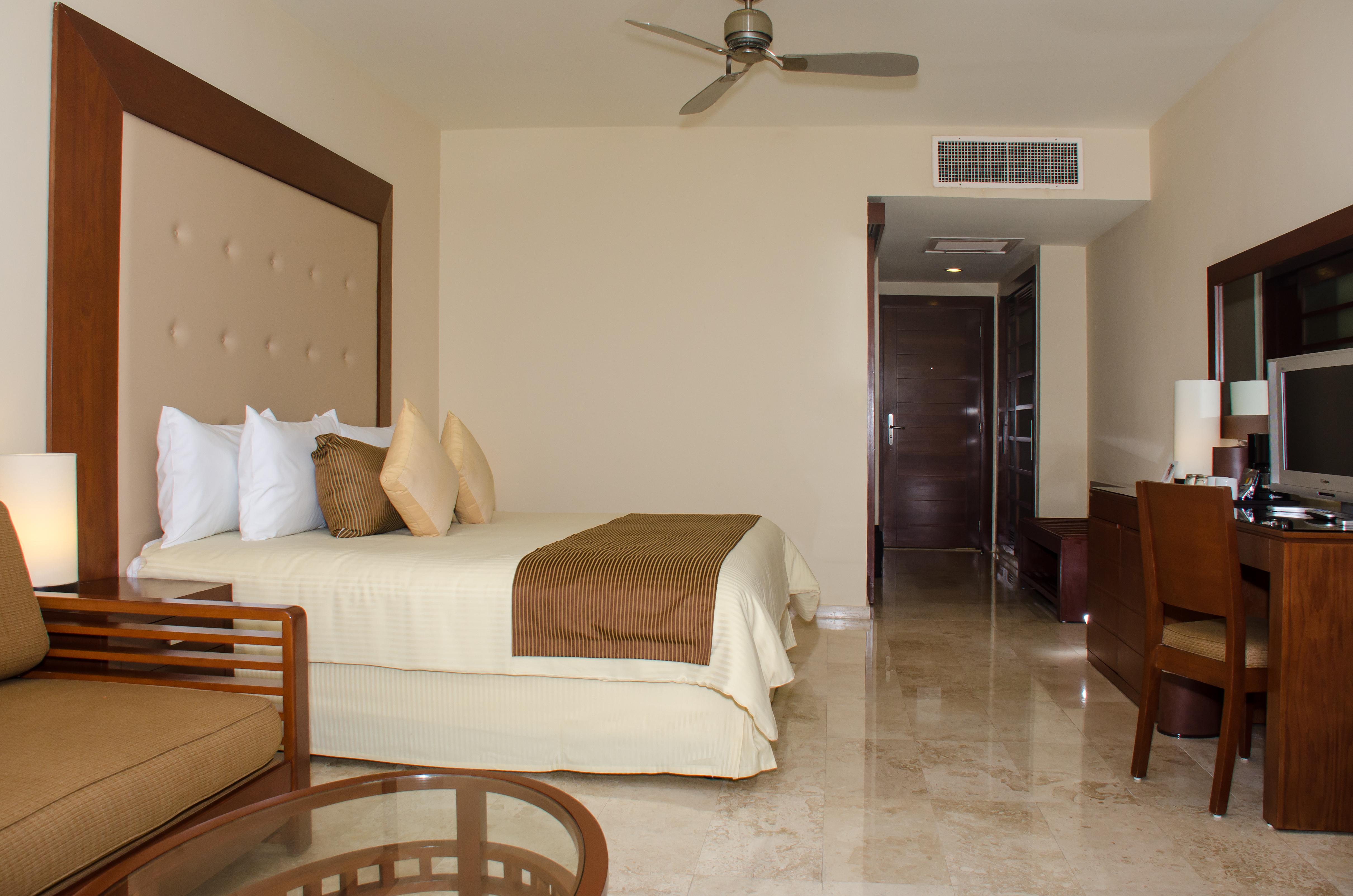 Grand Sunset Princess Playa del Carmen Exterior foto A room at the Grand at Moon Palace