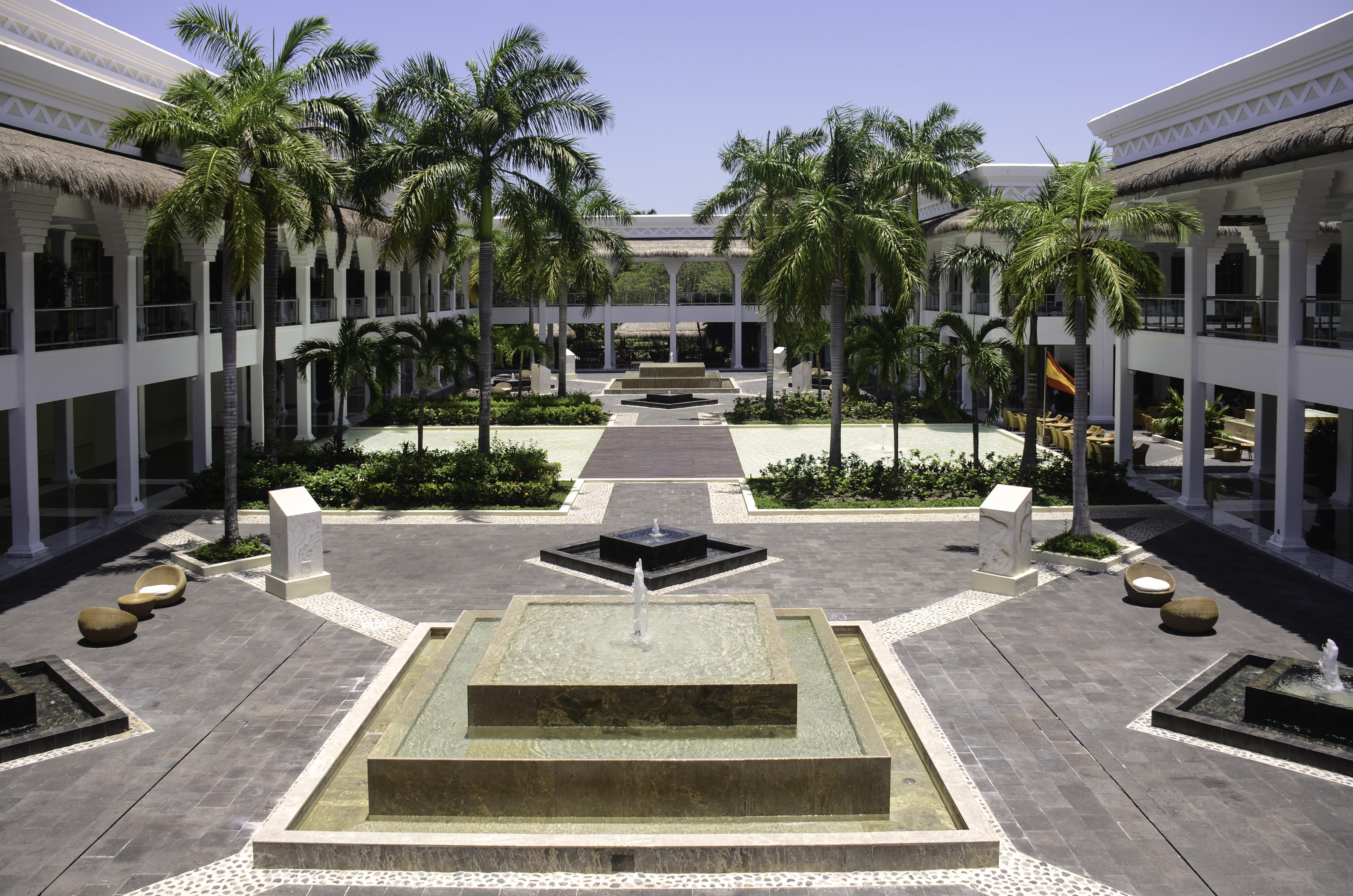 Grand Sunset Princess Playa del Carmen Exterior foto Fountain at the center of the resort