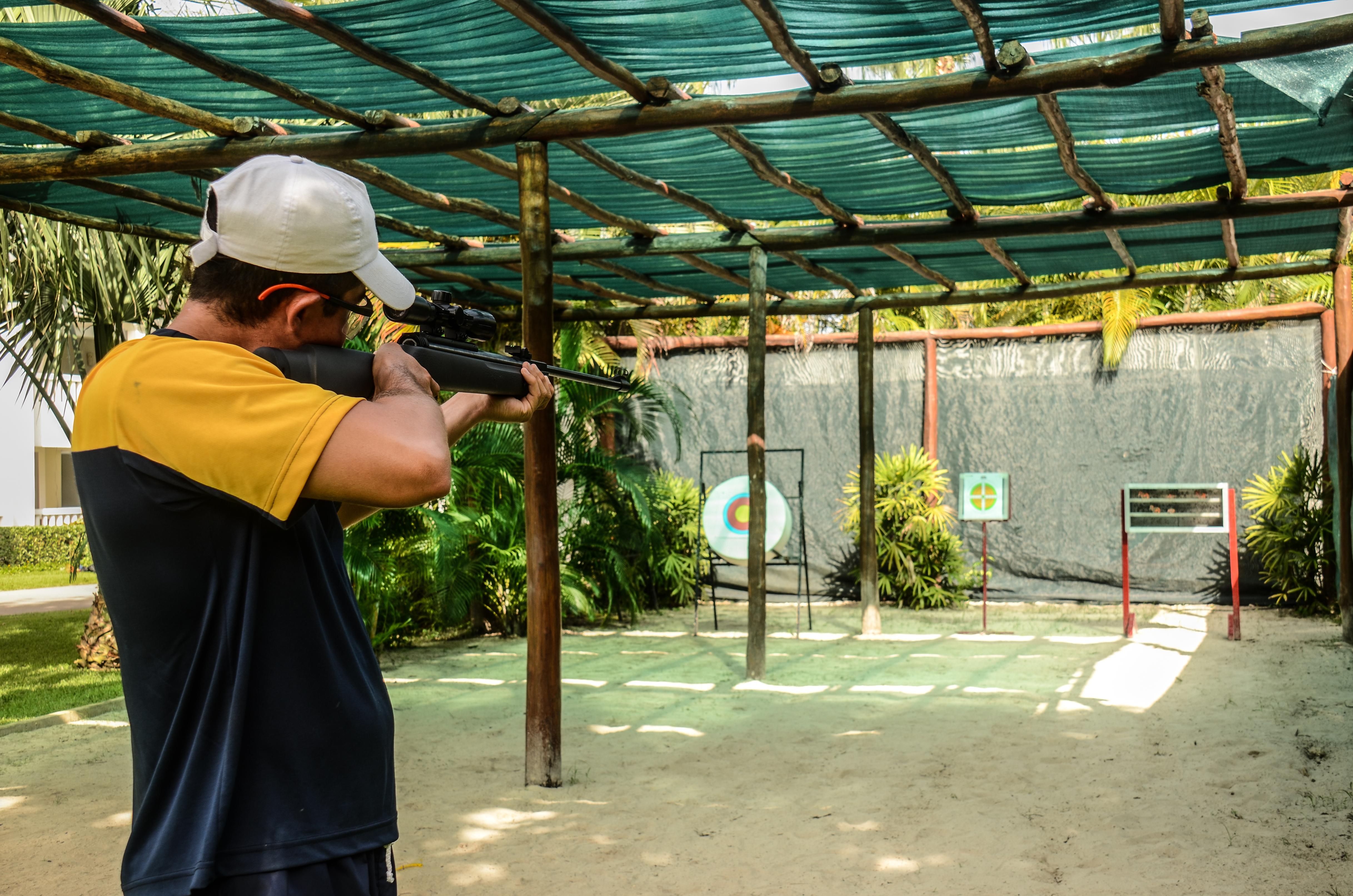 Grand Sunset Princess Playa del Carmen Exterior foto A man shooting a rifle at a target